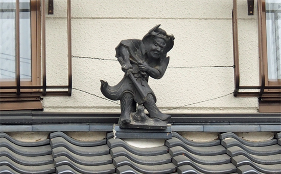 屋根上の鐘馗様