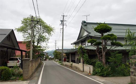 街道沿いの民家