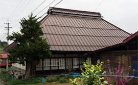 街道沿いの民家