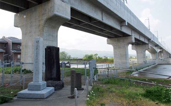 根切松碑