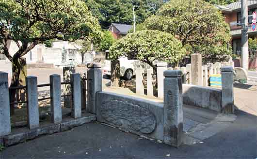 日曜寺の石橋