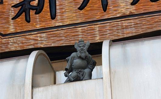 屋根上の鐘馗様