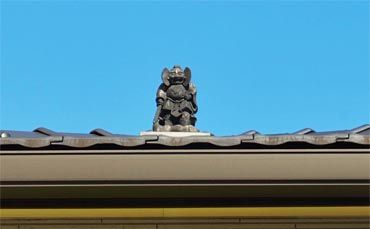 屋根上の鐘馗様